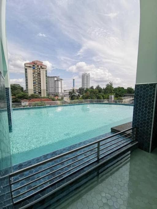 Cozy 2br Tritower Near Jb Ciq Jbcc & Capri *